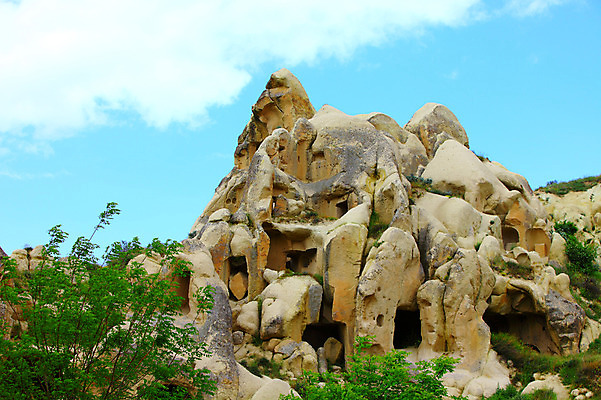 포토 JPG 주간 나무 식물 구름 해외풍경 해외 유적 중동 유적지 자연 하늘 바위산 카파도키아 국립공원 풍경 초원 사람없음 야외 골짜기 맑음 세계문화유산 암석 돌_바위 바위 동굴 기암괴석 고대도시 괴레메 동굴집 바위동굴 튀르키예 국내포토 자연요소 전통 공원 나라 아시아 고건축 날씨 고대문명 문화재 바위_돌 돌산 생태계 파일형식