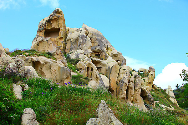 포토 JPG 주간 구름 해외풍경 해외 유적 중동 유적지 자연 하늘 바위산 카파도키아 국립공원 풍경 초원 사람없음 야외 골짜기 맑음 세계문화유산 암석 돌_바위 바위 동굴 기암괴석 언덕 고대도시 괴레메 동굴집 바위동굴 튀르키예 국내포토 자연요소 전통 공원 나라 아시아 고건축 날씨 고대문명 문화재 바위_돌 돌산 생태계 파일형식