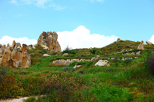 포토 JPG 주간 구름 해외풍경 해외 유적 중동 유적지 자연 하늘 바위산 카파도키아 국립공원 풍경 초원 사람없음 야외 골짜기 맑음 세계문화유산 암석 돌_바위 바위 동굴 기암괴석 언덕 고대도시 괴레메 동굴집 바위동굴 튀르키예 국내포토 자연요소 전통 공원 나라 아시아 고건축 날씨 고대문명 문화재 바위_돌 돌산 생태계 파일형식