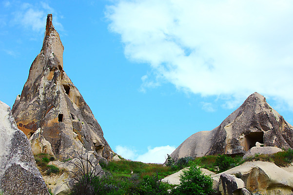 포토 JPG 주간 구름 해외풍경 해외 유적 중동 유적지 자연 하늘 바위산 카파도키아 국립공원 풍경 초원 사람없음 야외 골짜기 맑음 세계문화유산 암석 돌_바위 바위 동굴 기암괴석 고대도시 괴레메 동굴집 바위동굴 튀르키예 국내포토 자연요소 전통 공원 나라 아시아 고건축 날씨 고대문명 문화재 바위_돌 돌산 생태계 파일형식