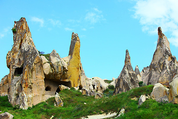 포토 JPG 주간 구름 해외풍경 해외 유적 중동 유적지 자연 하늘 바위산 카파도키아 국립공원 풍경 초원 사람없음 야외 골짜기 맑음 세계문화유산 암석 돌_바위 바위 동굴 기암괴석 고대도시 괴레메 동굴집 바위동굴 튀르키예 국내포토 자연요소 전통 공원 나라 아시아 고건축 날씨 고대문명 문화재 바위_돌 돌산 생태계 파일형식