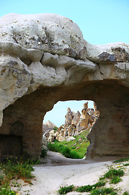 포토 JPG 주간 해외풍경 해외 유적 중동 유적지 자연 하늘 바위산 카파도키아 국립공원 풍경 초원 사람없음 야외 골짜기 맑음 세계문화유산 암석 돌_바위 바위 동굴 기암괴석 고대도시 괴레메 동굴집 바위동굴 튀르키예 국내포토 자연요소 전통 공원 나라 아시아 고건축 날씨 고대문명 문화재 바위_돌 돌산 생태계 파일형식