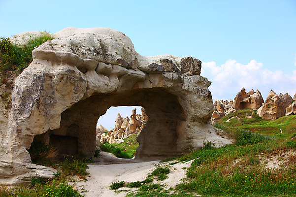 포토 JPG 주간 구름 해외풍경 해외 유적 중동 유적지 자연 하늘 바위산 카파도키아 국립공원 풍경 초원 사람없음 야외 골짜기 맑음 세계문화유산 암석 돌_바위 바위 동굴 기암괴석 고대도시 괴레메 동굴집 바위동굴 튀르키예 국내포토 자연요소 전통 공원 나라 아시아 고건축 날씨 고대문명 문화재 바위_돌 돌산 생태계 파일형식