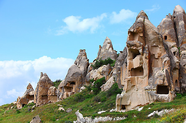 포토 JPG 주간 구름 해외풍경 해외 유적 중동 유적지 자연 하늘 바위산 카파도키아 국립공원 풍경 초원 사람없음 야외 골짜기 맑음 세계문화유산 암석 돌_바위 바위 동굴 기암괴석 고대도시 괴레메 동굴집 바위동굴 튀르키예 국내포토 자연요소 전통 공원 나라 아시아 고건축 날씨 고대문명 문화재 바위_돌 돌산 생태계 파일형식