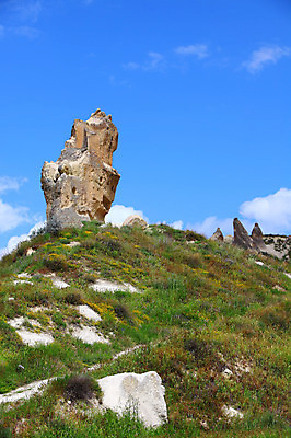 포토 JPG 주간 구름 해외풍경 해외 유적 중동 유적지 자연 하늘 바위산 카파도키아 국립공원 풍경 초원 사람없음 야외 골짜기 맑음 세계문화유산 암석 돌_바위 바위 동굴 기암괴석 언덕 고대도시 괴레메 동굴집 바위동굴 튀르키예 국내포토 자연요소 전통 공원 나라 아시아 고건축 날씨 고대문명 문화재 바위_돌 돌산 생태계 파일형식