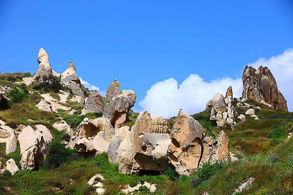 포토 JPG 주간 구름 해외풍경 해외 유적 중동 유적지 자연 하늘 바위산 카파도키아 국립공원 풍경 초원 사람없음 야외 골짜기 맑음 세계문화유산 암석 돌_바위 바위 동굴 기암괴석 고대도시 괴레메 동굴집 바위동굴 튀르키예 국내포토 자연요소 전통 공원 나라 아시아 고건축 날씨 고대문명 문화재 바위_돌 돌산 생태계 파일형식