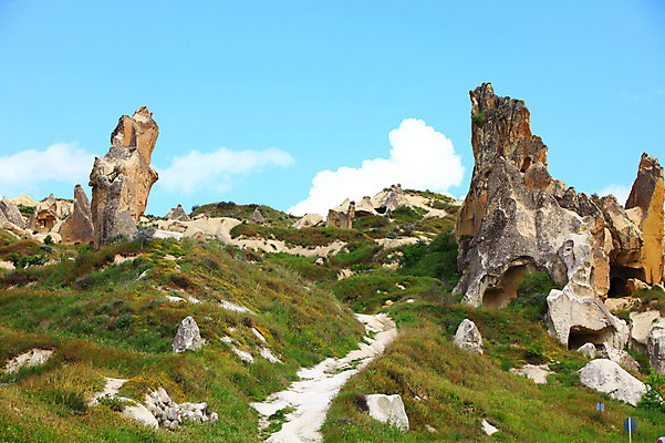 포토 JPG 주간 구름 해외풍경 해외 유적 중동 유적지 자연 하늘 바위산 카파도키아 국립공원 풍경 초원 사람없음 야외 골짜기 맑음 세계문화유산 암석 돌_바위 바위 동굴 기암괴석 고대도시 괴레메 동굴집 바위동굴 튀르키예 국내포토 자연요소 전통 공원 나라 아시아 고건축 날씨 고대문명 문화재 바위_돌 돌산 생태계 파일형식