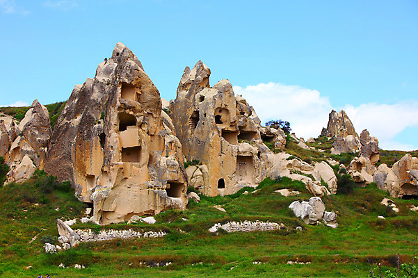 포토 JPG 주간 구름 해외풍경 해외 유적 중동 유적지 자연 하늘 바위산 카파도키아 국립공원 풍경 초원 사람없음 야외 골짜기 맑음 세계문화유산 암석 돌_바위 바위 동굴 기암괴석 고대도시 괴레메 동굴집 바위동굴 튀르키예 국내포토 자연요소 전통 공원 나라 아시아 고건축 날씨 고대문명 문화재 바위_돌 돌산 생태계 파일형식