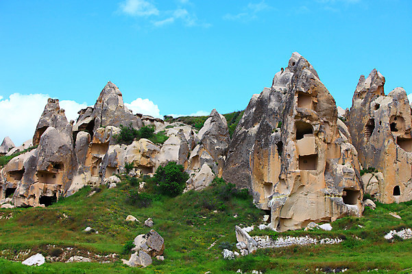 포토 JPG 주간 나무 식물 구름 해외풍경 해외 유적 중동 유적지 자연 하늘 바위산 카파도키아 국립공원 풍경 초원 사람없음 야외 골짜기 맑음 세계문화유산 암석 돌_바위 바위 동굴 기암괴석 고대도시 괴레메 동굴집 바위동굴 튀르키예 국내포토 자연요소 전통 공원 나라 아시아 고건축 날씨 고대문명 문화재 바위_돌 돌산 생태계 파일형식
