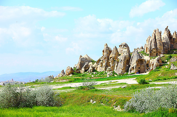 포토 JPG 주간 나무 식물 구름 해외풍경 해외 유적 중동 유적지 자연 하늘 바위산 카파도키아 국립공원 풍경 초원 사람없음 야외 골짜기 맑음 세계문화유산 암석 돌_바위 바위 동굴 기암괴석 고대도시 괴레메 동굴집 바위동굴 튀르키예 국내포토 자연요소 전통 공원 나라 아시아 고건축 날씨 고대문명 문화재 바위_돌 돌산 생태계 파일형식