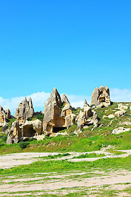 포토 JPG 주간 나무 식물 구름 해외풍경 해외 유적 중동 유적지 자연 하늘 바위산 카파도키아 국립공원 풍경 초원 사람없음 야외 골짜기 맑음 세계문화유산 암석 돌_바위 바위 동굴 기암괴석 고대도시 괴레메 동굴집 바위동굴 튀르키예 국내포토 자연요소 전통 공원 나라 아시아 고건축 날씨 고대문명 문화재 바위_돌 돌산 생태계 파일형식