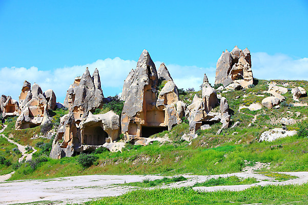 포토 JPG 주간 나무 식물 구름 해외풍경 해외 유적 중동 유적지 자연 하늘 바위산 카파도키아 국립공원 풍경 초원 사람없음 야외 골짜기 맑음 세계문화유산 암석 돌_바위 바위 동굴 기암괴석 고대도시 괴레메 동굴집 바위동굴 튀르키예 국내포토 자연요소 전통 공원 나라 아시아 고건축 날씨 고대문명 문화재 바위_돌 돌산 생태계 파일형식