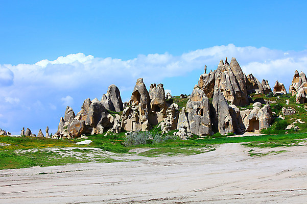 포토 JPG 주간 나무 식물 구름 해외풍경 해외 유적 중동 유적지 자연 하늘 바위산 카파도키아 국립공원 풍경 초원 사람없음 야외 골짜기 맑음 세계문화유산 암석 돌_바위 바위 동굴 기암괴석 고대도시 괴레메 동굴집 바위동굴 튀르키예 국내포토 자연요소 전통 공원 나라 아시아 고건축 날씨 고대문명 문화재 바위_돌 돌산 생태계 파일형식