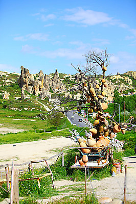 포토 JPG 주간 나무 식물 구름 해외풍경 해외 도로 길 유적 중동 자동차 유적지 자연 하늘 바위산 산 카파도키아 국립공원 풍경 초원 사람없음 야외 골짜기 맑음 세계문화유산 암석 돌_바위 바위 항아리 동굴 기암괴석 고대도시 괴레메 동굴집 바위동굴 튀르키예 국내포토 자연요소 전통 공원 나라 아시아 육상교통 고건축 교통시설 날씨 고대문명 문화재 바위_돌 도자기 돌산 생태계 파일형식