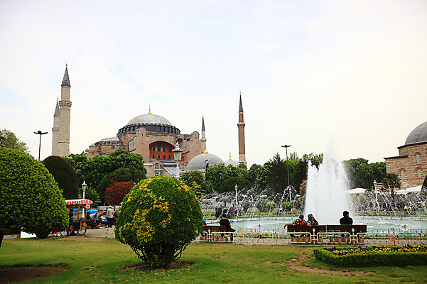 포토 JPG 주간 나무 식물 구름 해외풍경 해외 건축물 공원 건축 고건축 벤치 의자 중동 건축양식 해외건축 서양건축 종교건축 종교시설 하늘 이스탄불 풍경 여러명 야외 건물 관광지 울타리 성당 교회 여행객 사찰 사원 분수 박물관 모스크 분수대 이슬람건축 아야소피아 노점 노점상 분수_분수대 튀르키예 국내포토 자연요소 공공시설 나라 아시아 종교 여행 가구 다수 비즈니스 사람 담장 상점 이슬람교 시설 파일형식