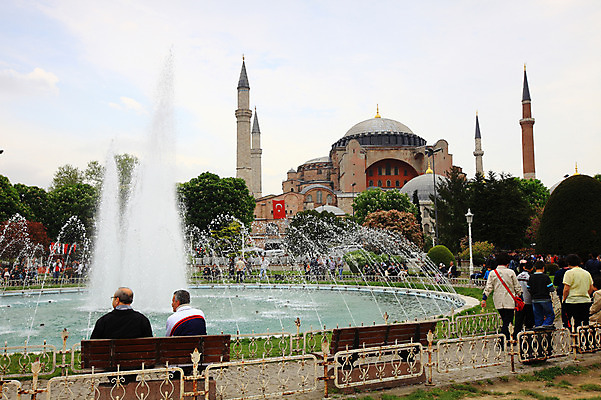 포토 JPG 주간 나무 식물 구름 해외풍경 해외 건축물 공원 건축 고건축 벤치 의자 중동 건축양식 해외건축 서양건축 종교건축 종교시설 하늘 이스탄불 풍경 여러명 야외 건물 관광지 성당 교회 여행객 사찰 사원 분수 박물관 모스크 분수대 이슬람건축 아야소피아 분수_분수대 튀르키예 국내포토 자연요소 공공시설 나라 아시아 종교 여행 가구 다수 비즈니스 사람 이슬람교 시설 파일형식