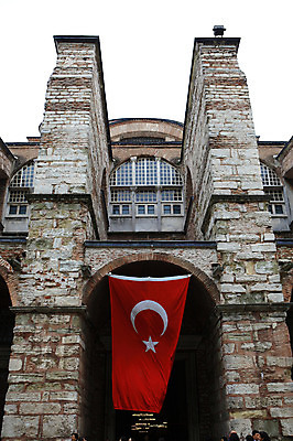 포토 JPG 주간 해외풍경 해외 건축물 건축 고건축 중동 건축양식 해외건축 서양건축 종교건축 종교시설 이스탄불 풍경 여러명 야외 건물 관광지 성당 교회 여행객 깃발 사찰 사원 국기 박물관 모스크 이슬람건축 아야소피아 터키국기 튀르키예 국내포토 자연요소 나라 아시아 종교 여행 다수 비즈니스 사람 이슬람교 시설 파일형식