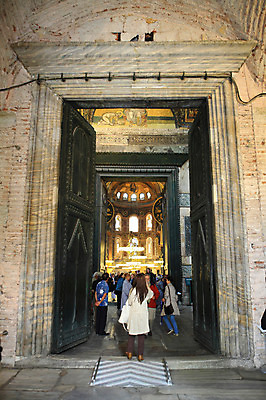 포토 JPG 해외풍경 해외 건축물 건축 고건축 중동 건축양식 해외건축 서양건축 종교건축 종교시설 출입구 조명 이스탄불 실내 여러명 내부 건물 관광지 성당 교회 여행객 문 원근감 사찰 사원 군중 아치 박물관 모스크 이슬람건축 샹들리에 아야소피아 관람 튀르키예 국내포토 나라 아시아 종교 뷰포인트 여행 다수 비즈니스 사람 풍경 이슬람교 시설 파일형식