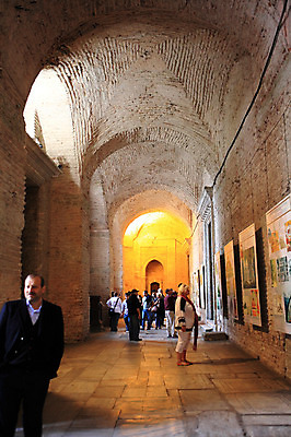 포토 JPG 해외풍경 해외 건축물 건축 고건축 중동 건축양식 해외건축 서양건축 종교건축 종교시설 조명 이스탄불 실내 여러명 내부 건물 관광지 성당 교회 여행객 원근감 사찰 사원 군중 미술관 아치 박물관 모스크 이슬람건축 아야소피아 관람 튀르키예 국내포토 나라 아시아 종교 뷰포인트 여행 다수 비즈니스 사람 풍경 이슬람교 시설 파일형식