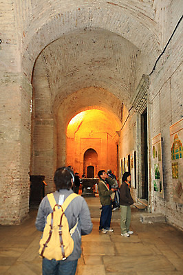 포토 JPG 해외풍경 해외 건축물 건축 고건축 중동 건축양식 해외건축 서양건축 종교건축 종교시설 조명 이스탄불 실내 여러명 내부 건물 관광지 성당 교회 여행객 원근감 사찰 사원 군중 미술관 아치 박물관 모스크 이슬람건축 아야소피아 관람 튀르키예 국내포토 나라 아시아 종교 뷰포인트 여행 다수 비즈니스 사람 풍경 이슬람교 시설 파일형식