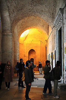 포토 JPG 해외풍경 해외 건축물 건축 고건축 중동 건축양식 해외건축 서양건축 종교건축 종교시설 조명 이스탄불 실내 여러명 내부 건물 관광지 성당 교회 여행객 원근감 사찰 사원 군중 미술관 아치 박물관 모스크 이슬람건축 아야소피아 관람 튀르키예 국내포토 나라 아시아 종교 뷰포인트 여행 다수 비즈니스 사람 풍경 이슬람교 시설 파일형식