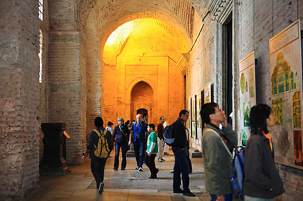 포토 JPG 해외풍경 해외 건축물 건축 고건축 중동 건축양식 해외건축 서양건축 종교건축 종교시설 조명 이스탄불 실내 여러명 내부 건물 관광지 성당 교회 여행객 원근감 사찰 사원 군중 미술관 아치 박물관 모스크 이슬람건축 아야소피아 관람 튀르키예 국내포토 나라 아시아 종교 뷰포인트 여행 다수 비즈니스 사람 풍경 이슬람교 시설 파일형식