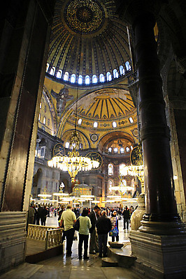 포토 JPG 해외풍경 해외 건축물 건축 고건축 중동 건축양식 창문 해외건축 서양건축 종교건축 종교시설 조명 이스탄불 실내 풍경 여러명 내부 건물 관광지 성당 교회 여행객 기둥 사찰 사원 군중 천장 아치 박물관 모스크 이슬람건축 샹들리에 아야소피아 튀르키예 국내포토 나라 아시아 종교 여행 다수 비즈니스 사람 이슬람교 시설 파일형식
