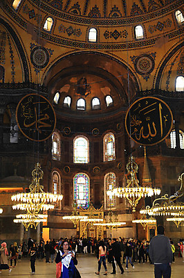 포토 JPG 해외풍경 해외 문양 건축물 건축 고건축 무늬 중동 건축양식 창문 해외건축 서양건축 종교건축 종교시설 조명 이스탄불 실내 풍경 여러명 내부 건물 관광지 성당 교회 여행객 사찰 사원 군중 아치 박물관 모스크 이슬람건축 샹들리에 아야소피아 튀르키예 국내포토 나라 아시아 종교 여행 다수 비즈니스 사람 이슬람교 시설 파일형식