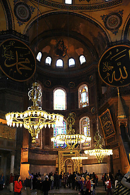 포토 JPG 해외풍경 해외 문양 건축물 건축 고건축 무늬 중동 건축양식 창문 해외건축 서양건축 종교건축 종교시설 조명 이스탄불 실내 풍경 여러명 내부 건물 관광지 성당 교회 여행객 사찰 사원 군중 천장 아치 박물관 모스크 이슬람건축 샹들리에 아야소피아 성화 튀르키예 국내포토 나라 아시아 종교 여행 다수 비즈니스 사람 이슬람교 시설 파일형식