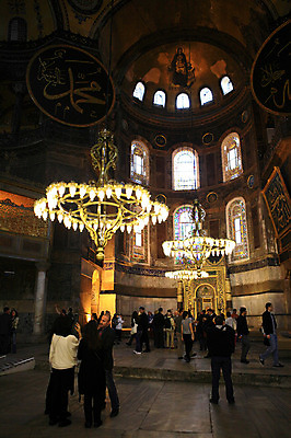 포토 JPG 해외풍경 해외 문양 건축물 건축 고건축 무늬 중동 건축양식 창문 해외건축 서양건축 종교건축 종교시설 조명 이스탄불 실내 풍경 여러명 내부 건물 관광지 성당 교회 여행객 사찰 사원 군중 천장 그림 아치 박물관 모스크 이슬람건축 샹들리에 아야소피아 성화 튀르키예 국내포토 나라 아시아 종교 여행 다수 비즈니스 사람 이슬람교 시설 파일형식