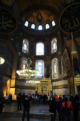 포토 JPG 해외풍경 해외 문양 건축물 건축 고건축 무늬 중동 건축양식 창문 해외건축 서양건축 종교건축 종교시설 조명 이스탄불 실내 여러명 내부 건물 관광지 성당 교회 여행객 사찰 사원 군중 천장 그림 아치 박물관 모스크 이슬람건축 샹들리에 아야소피아 성화 튀르키예 국내포토 나라 아시아 종교 여행 다수 비즈니스 사람 풍경 이슬람교 시설 파일형식