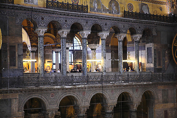 포토 JPG 해외풍경 해외 건축물 건축 고건축 중동 건축양식 난간 해외건축 서양건축 종교건축 종교시설 이스탄불 실내 여러명 내부 건물 관광지 성당 교회 여행객 기둥 사찰 사원 군중 아치 박물관 모스크 이슬람건축 아야소피아 2층 튀르키예 국내포토 나라 아시아 종교 여행 다수 비즈니스 사람 풍경 이슬람교 시설 층 파일형식