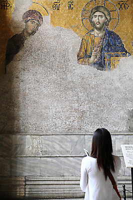 포토 JPG 해외풍경 해외 건축물 건축 고건축 중동 건축양식 해외건축 서양건축 종교건축 종교시설 이스탄불 실내 미술 한명 사람 내부 건물 뒷모습 성당 교회 여행객 사찰 사원 군중 벗겨짐 벽화 그림 박물관 모스크 이슬람건축 아야소피아 관람 성화 종교미술 튀르키예 국내포토 1 나라 아시아 종교 뷰포인트 비즈니스 모션 문화예술 풍경 이슬람교 시설 파일형식