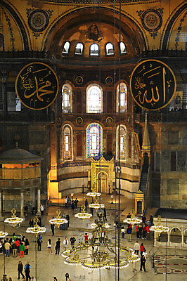 포토 JPG 해외풍경 해외 문양 건축물 건축 고건축 무늬 중동 건축양식 창문 해외건축 서양건축 종교건축 종교시설 조명 이스탄불 실내 풍경 여러명 내부 건물 관광지 성당 교회 여행객 사찰 사원 군중 아치 박물관 모스크 이슬람건축 샹들리에 아야소피아 성화 튀르키예 국내포토 나라 아시아 종교 여행 다수 비즈니스 사람 이슬람교 시설 파일형식