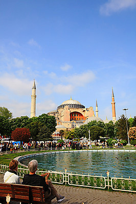 포토 JPG 주간 나무 식물 구름 해외풍경 해외 건축물 공원 건축 고건축 벤치 의자 중동 건축양식 해외건축 서양건축 종교건축 종교시설 하늘 이스탄불 풍경 여러명 야외 건물 관광지 울타리 성당 교회 여행객 사찰 사원 분수 박물관 모스크 분수대 이슬람건축 아야소피아 분수_분수대 튀르키예 국내포토 자연요소 공공시설 나라 아시아 종교 여행 가구 다수 비즈니스 사람 담장 이슬람교 시설 파일형식