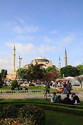 포토 JPG 주간 나무 식물 구름 해외풍경 해외 건축물 공원 건축 고건축 벤치 의자 중동 건축양식 해외건축 서양건축 종교건축 종교시설 하늘 이스탄불 풍경 여러명 야외 건물 관광지 울타리 성당 교회 여행객 사찰 사원 상인 분수 박물관 모스크 이슬람건축 아야소피아 노점 노점상 분수_분수대 튀르키예 국내포토 자연요소 공공시설 나라 아시아 종교 여행 가구 다수 비즈니스 사람 담장 상점 이슬람교 시설 분수대 파일형식