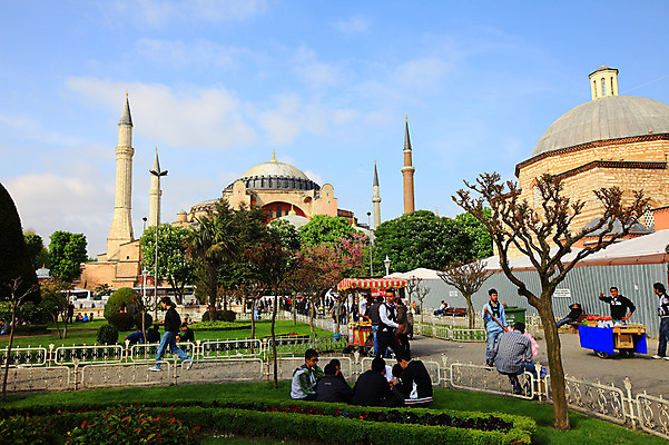 포토 JPG 주간 나무 식물 구름 해외풍경 해외 건축물 공원 건축 고건축 벤치 의자 중동 건축양식 해외건축 서양건축 종교건축 종교시설 하늘 이스탄불 풍경 여러명 야외 건물 관광지 울타리 성당 교회 여행객 사찰 사원 상인 분수 박물관 모스크 이슬람건축 아야소피아 노점 노점상 분수_분수대 튀르키예 국내포토 자연요소 공공시설 나라 아시아 종교 여행 가구 다수 비즈니스 사람 담장 상점 이슬람교 시설 분수대 파일형식