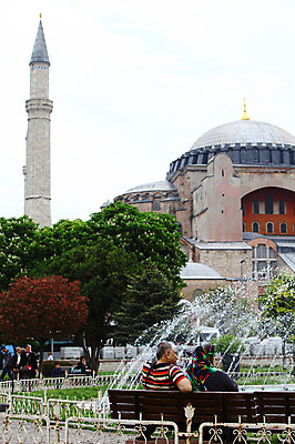 포토 JPG 주간 나무 식물 해외풍경 해외 건축물 공원 건축 고건축 벤치 의자 중동 건축양식 해외건축 서양건축 종교건축 종교시설 이스탄불 풍경 여러명 야외 건물 관광지 울타리 성당 교회 여행객 사찰 사원 분수 박물관 모스크 분수대 이슬람건축 아야소피아 분수_분수대 튀르키예 국내포토 자연요소 공공시설 나라 아시아 종교 여행 가구 다수 비즈니스 사람 담장 이슬람교 시설 파일형식