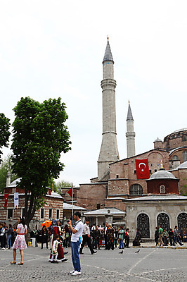 포토 JPG 주간 나무 식물 해외풍경 해외 건축물 건축 고건축 중동 건축양식 해외건축 서양건축 종교건축 종교시설 거리 이스탄불 거리풍경 풍경 여러명 야외 건물 관광지 성당 교회 여행객 깃발 사찰 사원 국기 박물관 모스크 이슬람건축 아야소피아 터키국기 튀르키예 국내포토 자연요소 나라 아시아 종교 여행 다수 비즈니스 사람 이슬람교 시설 파일형식