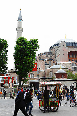 포토 JPG 주간 나무 식물 해외풍경 해외 건축물 건축 고건축 중동 건축양식 해외건축 서양건축 종교건축 종교시설 거리 이스탄불 거리풍경 풍경 여러명 야외 건물 관광지 성당 교회 여행객 깃발 사찰 사원 국기 상인 박물관 모스크 이슬람건축 아야소피아 노점 노점상 터키국기 튀르키예 국내포토 자연요소 나라 아시아 종교 여행 다수 비즈니스 사람 상점 이슬람교 시설 파일형식