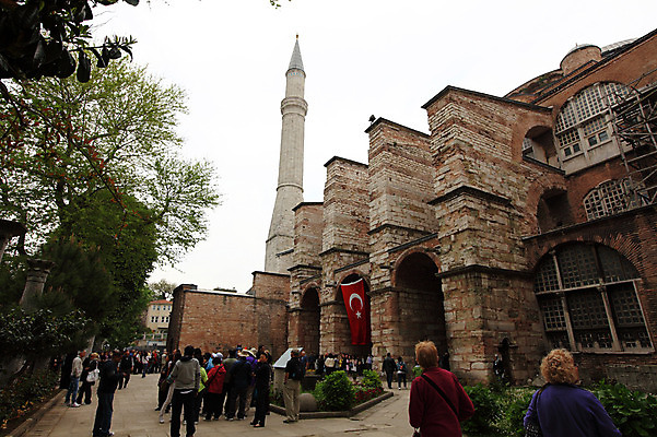 포토 JPG 주간 나무 식물 해외풍경 해외 건축물 건축 고건축 중동 건축양식 해외건축 서양건축 종교건축 종교시설 이스탄불 풍경 여러명 야외 건물 관광지 성당 교회 여행객 깃발 사찰 사원 국기 군중 박물관 모스크 이슬람건축 아야소피아 터키국기 튀르키예 국내포토 자연요소 나라 아시아 종교 여행 다수 비즈니스 사람 이슬람교 시설 파일형식
