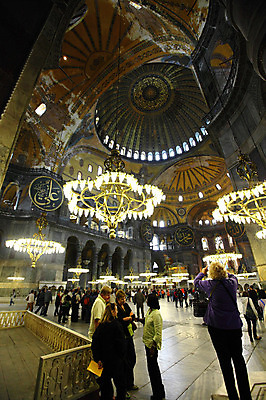 포토 JPG 해외풍경 해외 문양 건축물 건축 로우앵글 고건축 무늬 중동 건축양식 난간 해외건축 서양건축 종교건축 종교시설 조명 이스탄불 실내 여러명 내부 건물 관광지 성당 교회 여행객 기둥 사찰 사원 군중 천장 그림 아치 박물관 모스크 이슬람건축 샹들리에 아야소피아 성화 튀르키예 국내포토 나라 아시아 종교 뷰포인트 여행 다수 비즈니스 사람 풍경 이슬람교 시설 파일형식