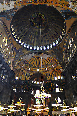 포토 JPG 해외풍경 해외 문양 건축물 건축 로우앵글 고건축 무늬 중동 건축양식 해외건축 서양건축 종교건축 종교시설 조명 이스탄불 실내 여러명 내부 건물 관광지 성당 교회 여행객 기둥 사찰 사원 군중 천장 그림 아치 박물관 모스크 이슬람건축 샹들리에 아야소피아 성화 튀르키예 국내포토 나라 아시아 종교 뷰포인트 여행 다수 비즈니스 사람 풍경 이슬람교 시설 파일형식