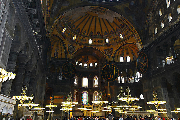 포토 JPG 해외풍경 해외 문양 건축물 건축 고건축 무늬 중동 건축양식 해외건축 서양건축 종교건축 종교시설 조명 이스탄불 실내 여러명 내부 건물 관광지 성당 교회 여행객 기둥 사찰 사원 군중 천장 그림 아치 박물관 모스크 이슬람건축 샹들리에 아야소피아 성화 튀르키예 국내포토 나라 아시아 종교 여행 다수 비즈니스 사람 풍경 이슬람교 시설 파일형식