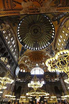 포토 JPG 해외풍경 해외 문양 건축물 건축 로우앵글 고건축 무늬 중동 건축양식 해외건축 서양건축 종교건축 종교시설 조명 이스탄불 실내 여러명 내부 건물 관광지 성당 교회 여행객 기둥 사찰 사원 군중 천장 그림 아치 박물관 모스크 이슬람건축 샹들리에 아야소피아 성화 튀르키예 국내포토 나라 아시아 종교 뷰포인트 여행 다수 비즈니스 사람 풍경 이슬람교 시설 파일형식