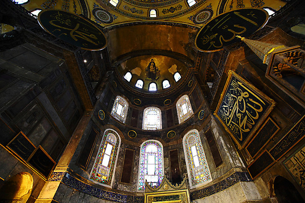 포토 JPG 해외풍경 해외 문양 건축물 건축 로우앵글 고건축 무늬 중동 건축양식 창문 해외건축 서양건축 종교건축 종교시설 이스탄불 실내 풍경 사람없음 내부 건물 관광지 성당 교회 사찰 사원 천장 그림 아치 박물관 모스크 이슬람건축 아야소피아 성화 튀르키예 국내포토 나라 아시아 종교 뷰포인트 여행 비즈니스 이슬람교 시설 파일형식