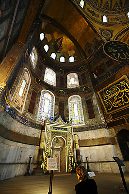 포토 JPG 해외풍경 해외 문양 건축물 건축 로우앵글 고건축 무늬 중동 건축양식 창문 해외건축 서양건축 종교건축 종교시설 이스탄불 실내 한명 풍경 내부 건물 관광지 성당 교회 여행객 사찰 사원 군중 천장 그림 아치 박물관 모스크 이슬람건축 아야소피아 성화 튀르키예 국내포토 1 나라 아시아 종교 뷰포인트 여행 사람 이슬람교 시설 파일형식