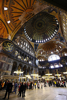 포토 JPG 해외풍경 해외 문양 건축물 건축 로우앵글 고건축 무늬 중동 건축양식 해외건축 서양건축 종교건축 종교시설 조명 이스탄불 실내 여러명 내부 건물 관광지 성당 교회 여행객 기둥 사찰 사원 군중 천장 아치 박물관 모스크 이슬람건축 샹들리에 아야소피아 튀르키예 국내포토 나라 아시아 종교 뷰포인트 여행 다수 사람 풍경 이슬람교 시설 파일형식