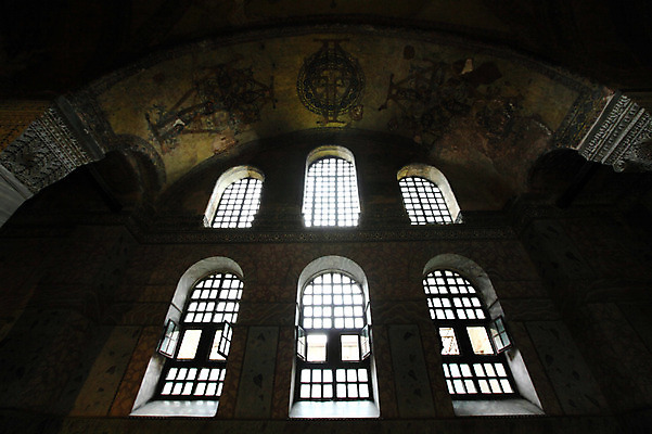 포토 JPG 해외풍경 해외 문양 건축물 건축 로우앵글 고건축 무늬 중동 건축양식 창문 해외건축 서양건축 종교건축 종교시설 이스탄불 실내 풍경 사람없음 내부 건물 관광지 성당 교회 사찰 사원 천장 아치 박물관 모스크 이슬람건축 아야소피아 튀르키예 국내포토 나라 아시아 종교 뷰포인트 여행 이슬람교 시설 파일형식