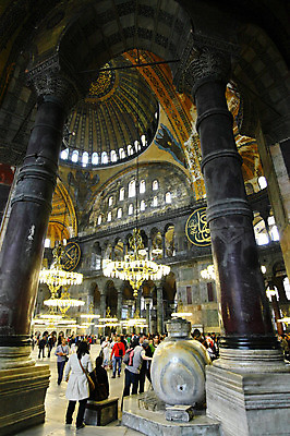 포토 JPG 해외풍경 해외 건축물 건축 로우앵글 고건축 중동 건축양식 해외건축 서양건축 종교건축 종교시설 조명 이스탄불 실내 여러명 내부 건물 관광지 성당 교회 여행객 기둥 사찰 사원 군중 천장 아치 박물관 모스크 이슬람건축 샹들리에 아야소피아 튀르키예 국내포토 나라 아시아 종교 뷰포인트 여행 다수 사람 풍경 이슬람교 시설 파일형식